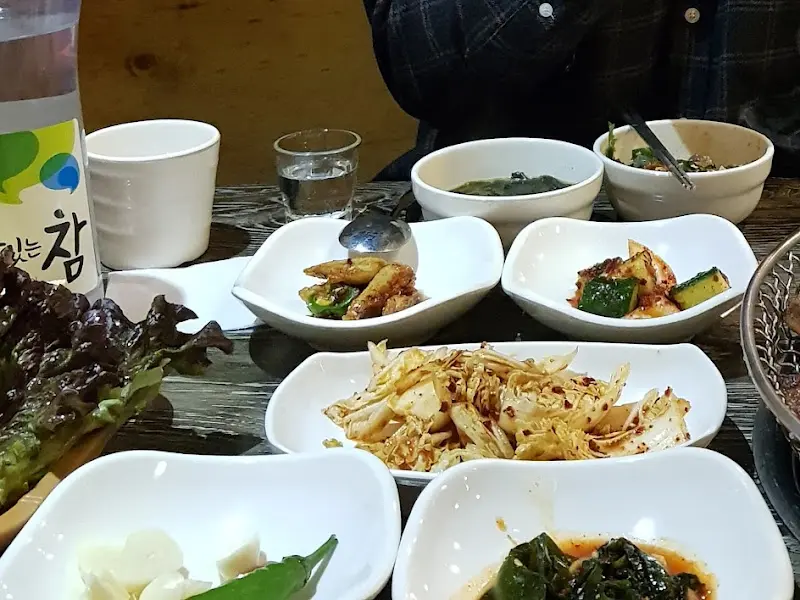 푸짐하게 차려진 밑반찬과 막창 한 상 차림