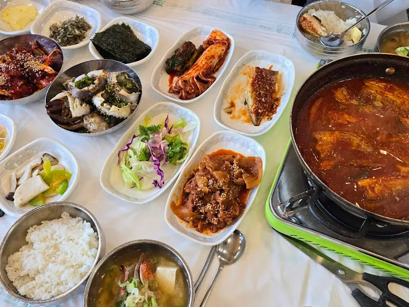 상다리가 휘어질 듯 푸짐한 한 상 차림