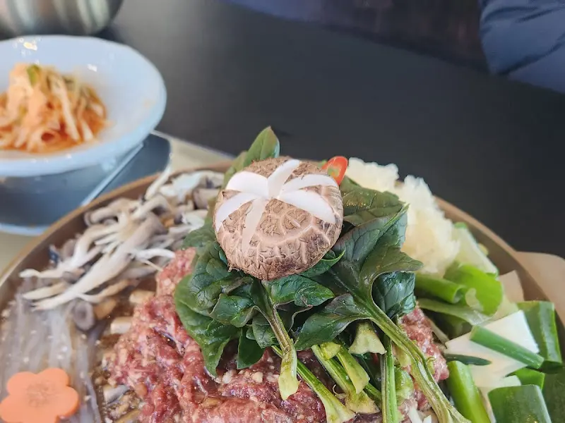 불고기, 버섯, 채소의 조화