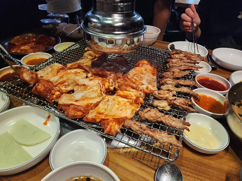 닭갈비와 닭목살이 푸짐하게 구워지고 있는 모습