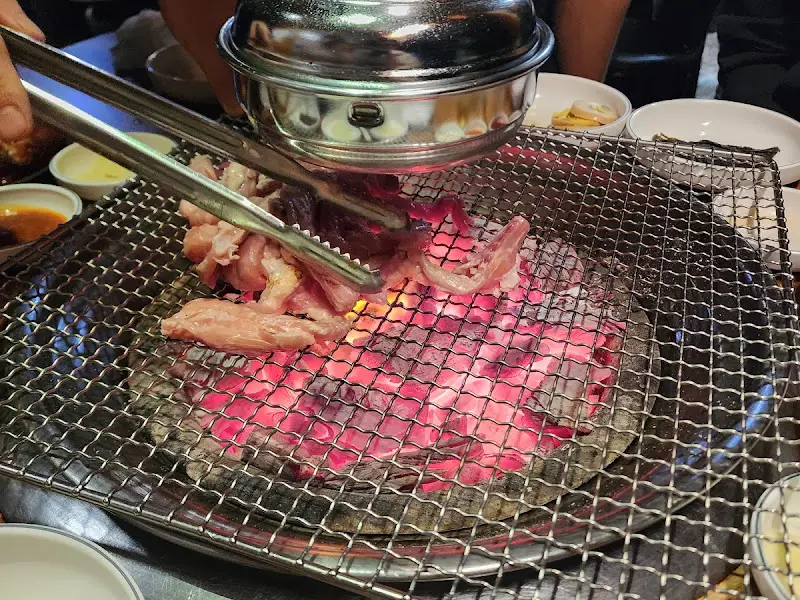 숯불 위에서 맛있게 익어가는 닭갈비