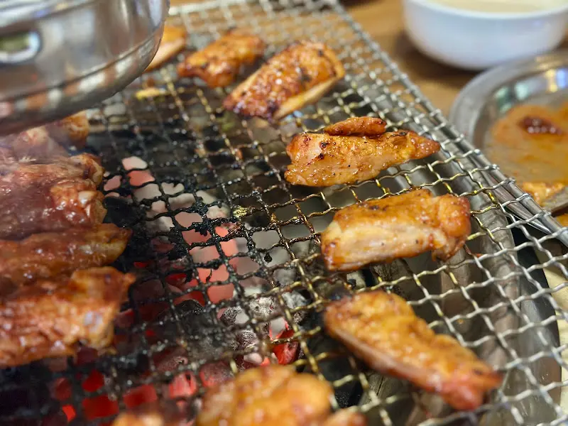 숯불에 구워진 닭갈비 근접샷