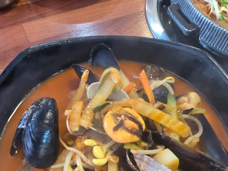 해물짬뽕칼국수의 다채로운 해산물