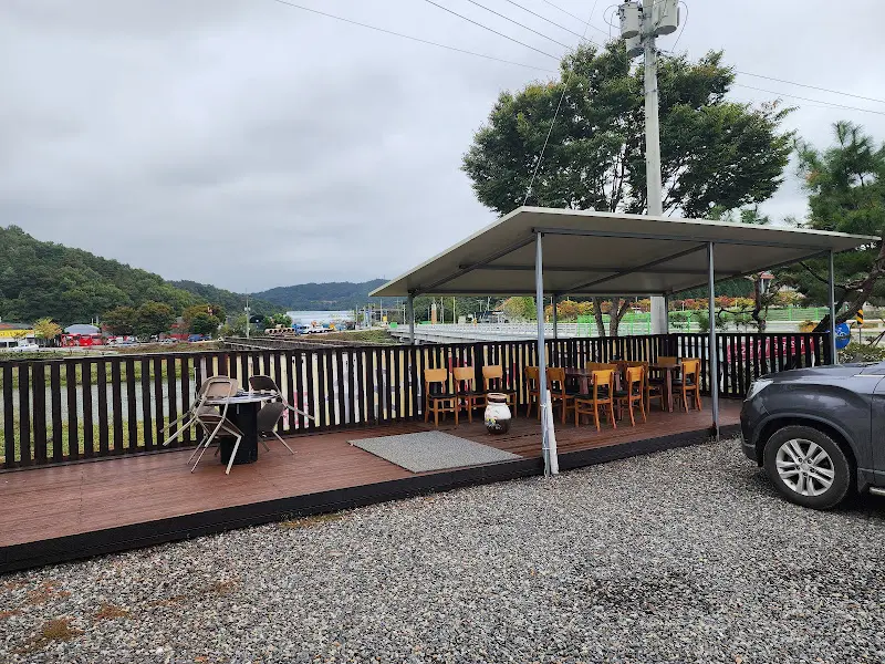 야외 테이블 공간