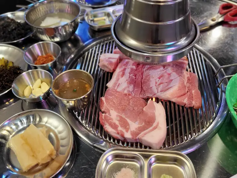 흑돼지 구이와 밑반찬