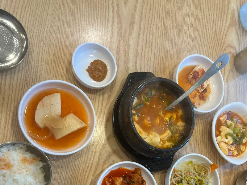 해물 순두부 찌개와 반찬들