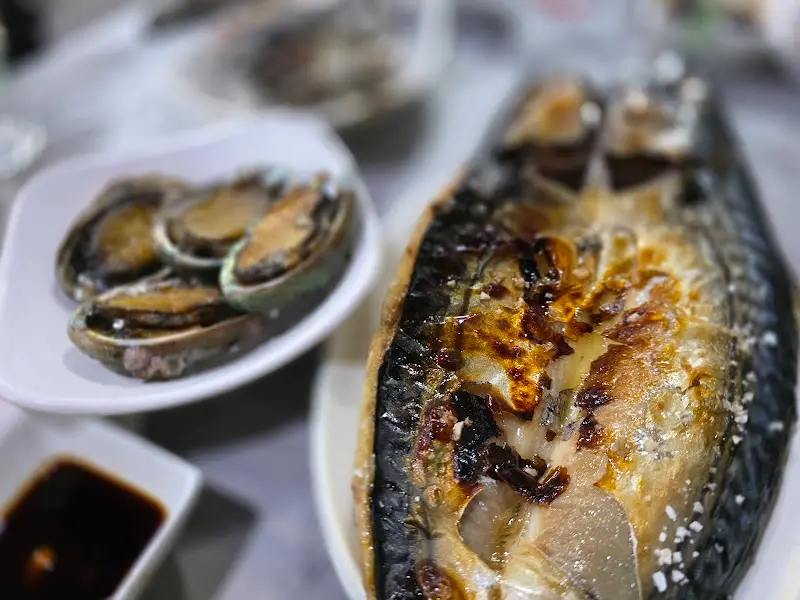 노릇하게 구워진 생선 구이