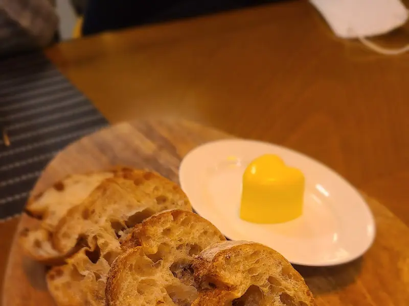 식전빵과 트러플 버터