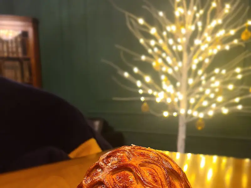 따뜻한 조명이 비추는 콩플루언스의 내부