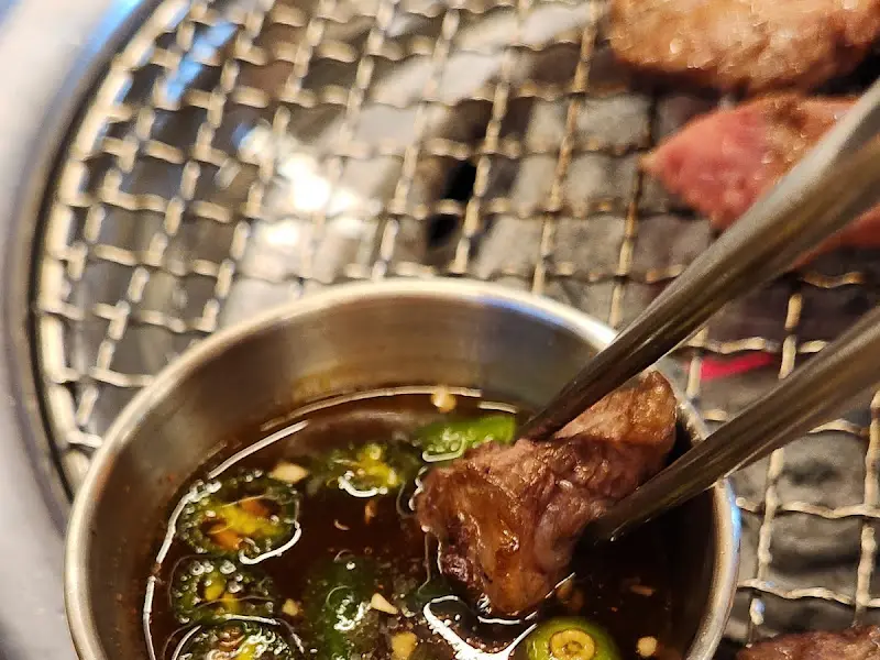 소갈비살을 간장 소스에 찍어 먹는 모습