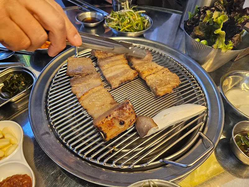 초벌된 돼지갈비가 구워지는 모습