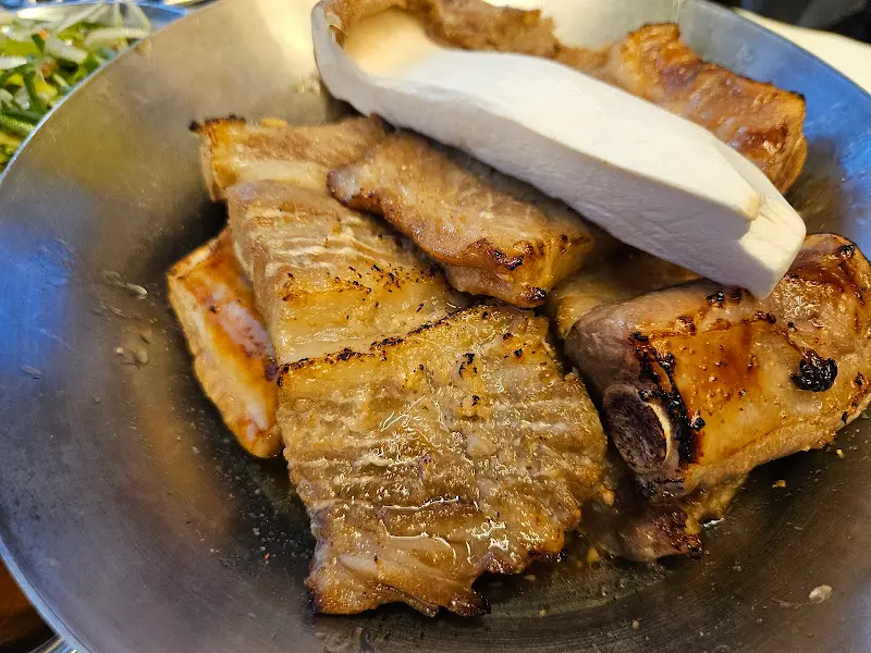 초벌되어 나온 돼지갈비