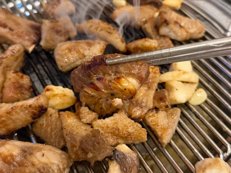 돼지갈비와 다양한 밑반찬