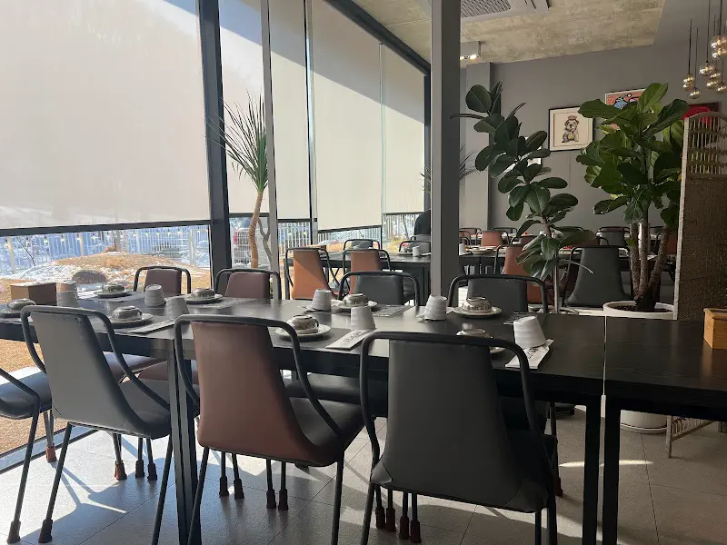 통창으로 보이는 바깥 풍경