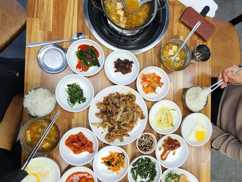 테이블 가득 차려진 음식들