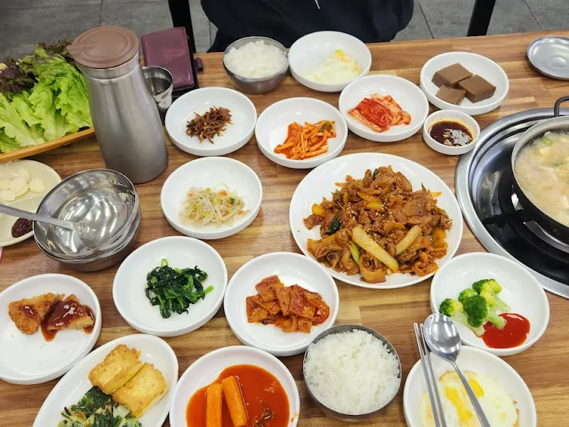 푸짐하게 차려진 테이블