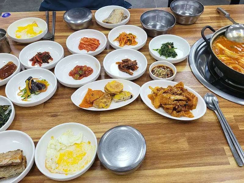 다양한 반찬과 메인 요리