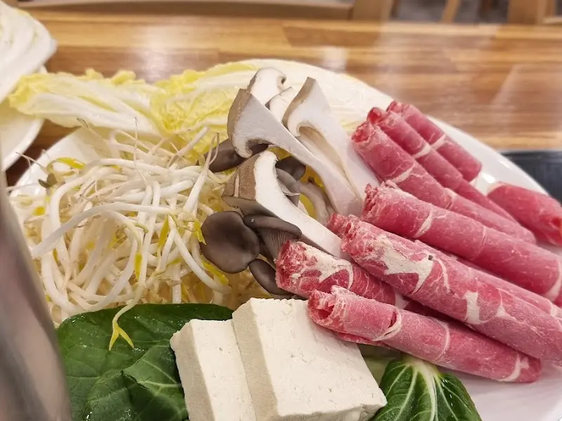 신선한 야채와 샤브샤브용 고기