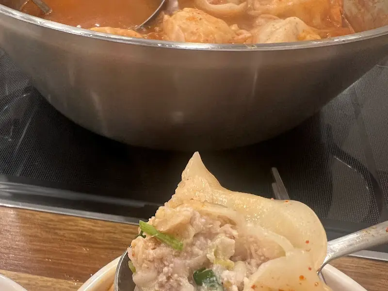 육즙 가득한 손만두