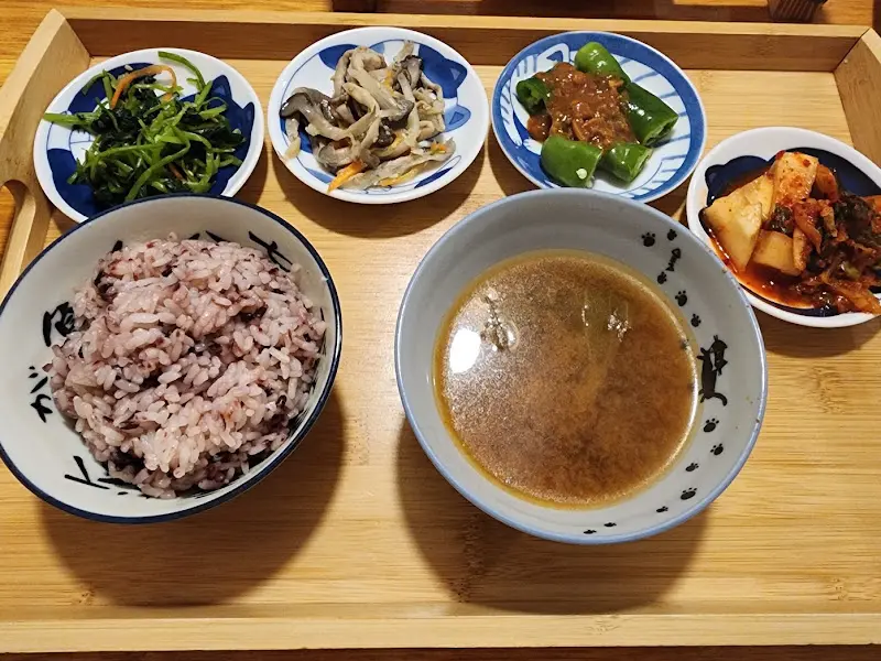 정갈하게 차려진 한 상