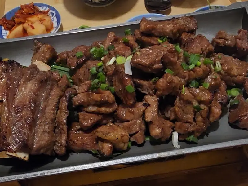 초벌되어 나온 숯불갈비