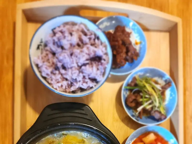 정식 밥과 반찬 구성