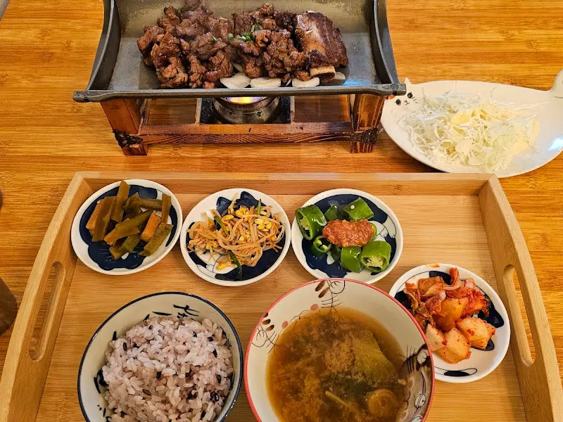 고체 연료로 따뜻하게 유지되는 갈비