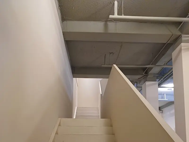 지하로 내려가는 계단