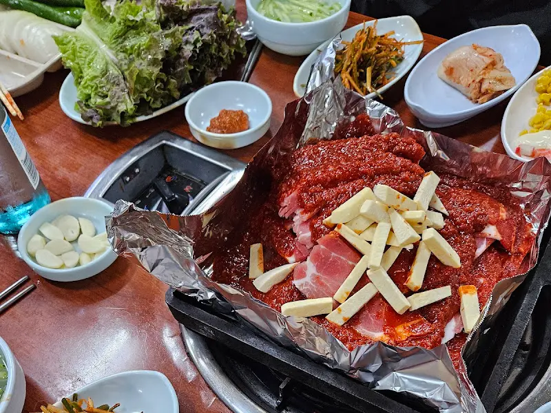 돼지양념구이와 밑반찬