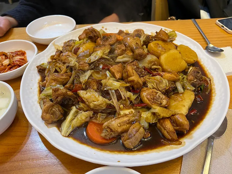 윤기가 흐르는 총각찜닭의 비주얼