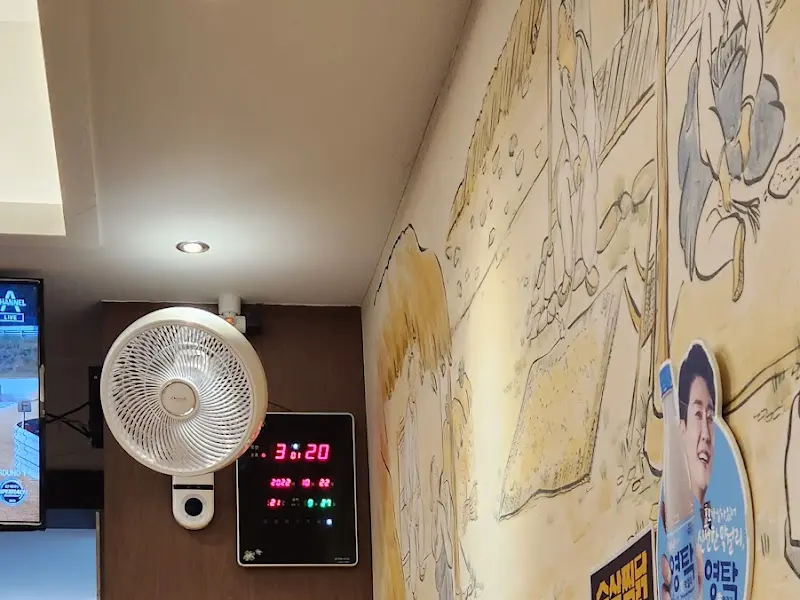 가게 내부 벽화