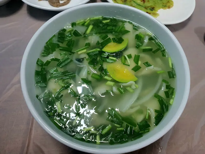 다슬기 수제비 전체샷