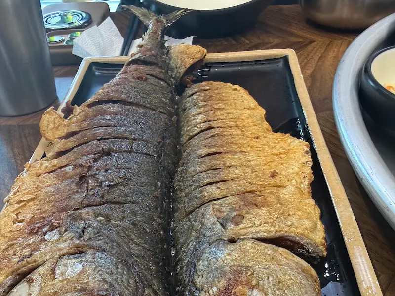 노릇하게 구워진 고등어구이