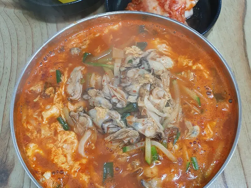 얼큰이 굴칼국수와 김치