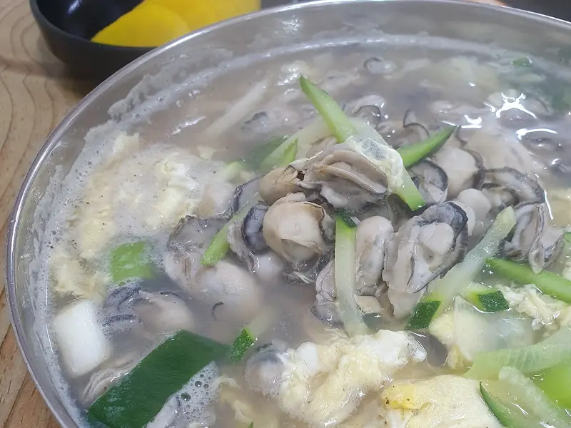 하얀 굴칼국수 근접샷