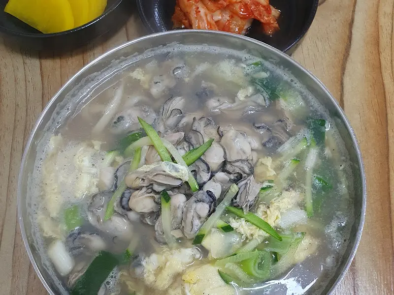 하얀 굴칼국수와 단무지