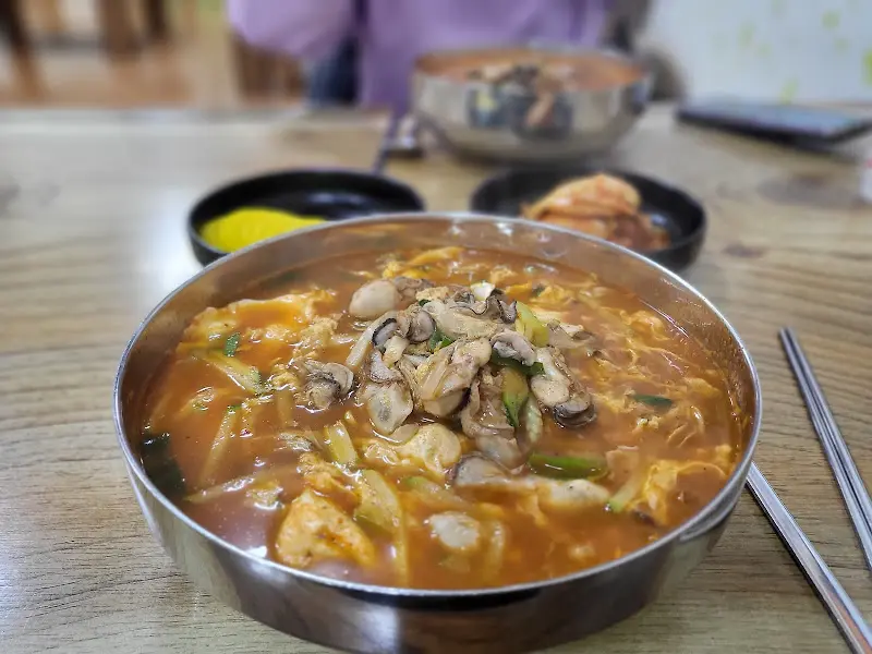 칼국수 먹는 사람들