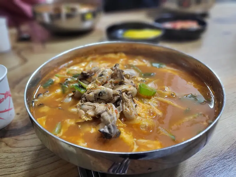 얼큰이 굴칼국수 전체샷