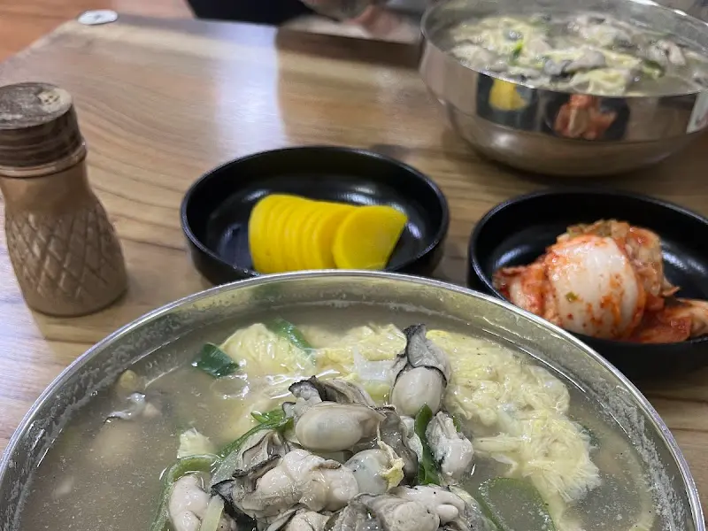 하얀 굴칼국수와 김치, 단무지