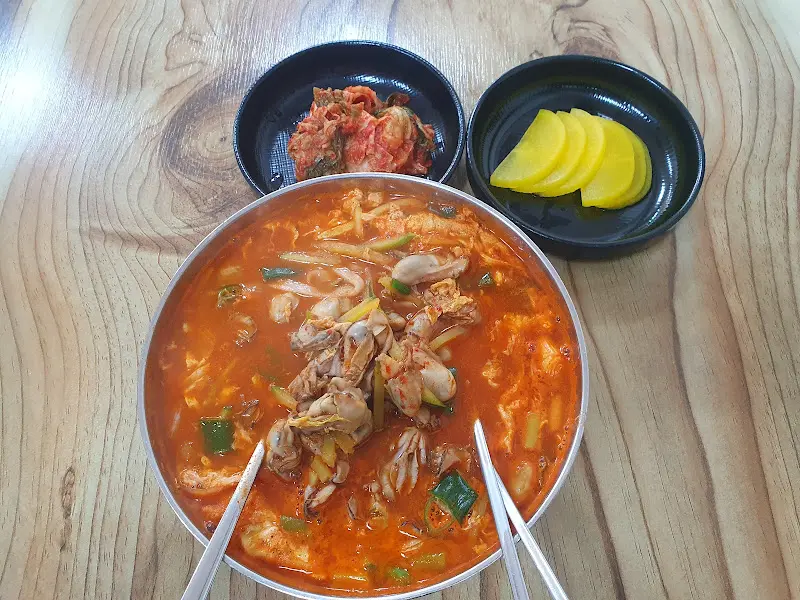 얼큰이 굴칼국수와 젓가락