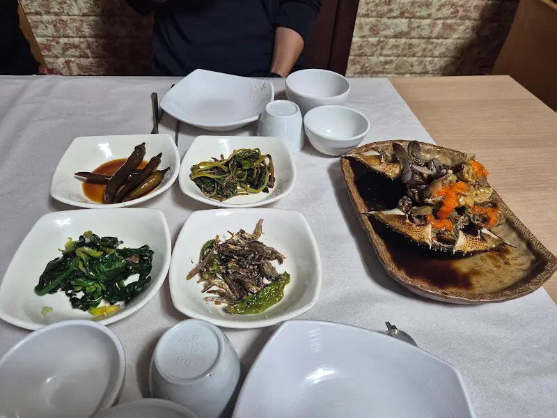 정갈하게 차려진 간장게장 한 상 차림