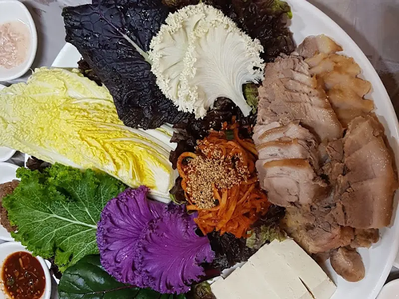 한 상 가득 차려진 음식