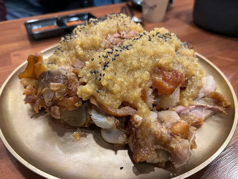 윤기가 흐르는 족발의 모습