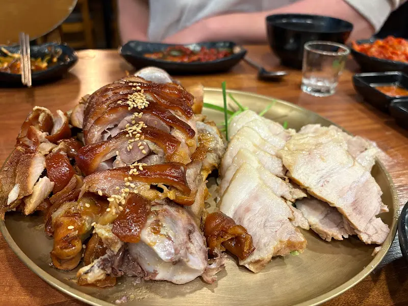 윤기가 흐르는 족발과 보쌈의 조화