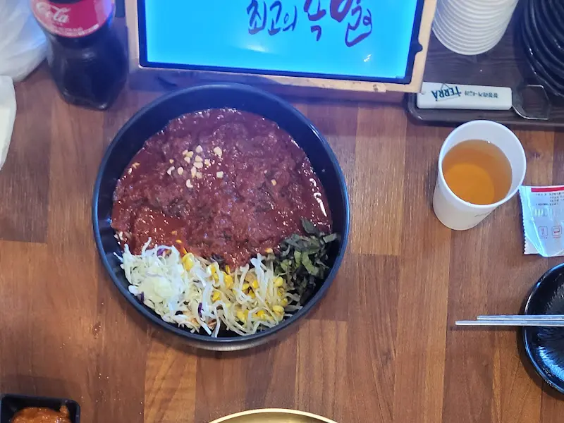 테이블 위에 놓인 막국수