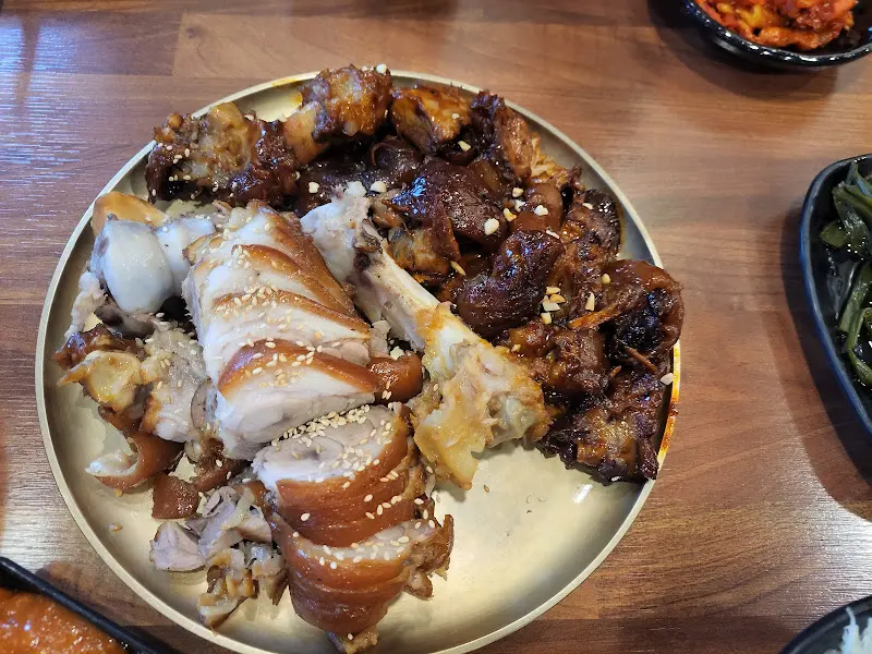 푸짐한 족발 한 상