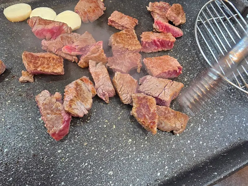 불판 위에서 익어가는 고기