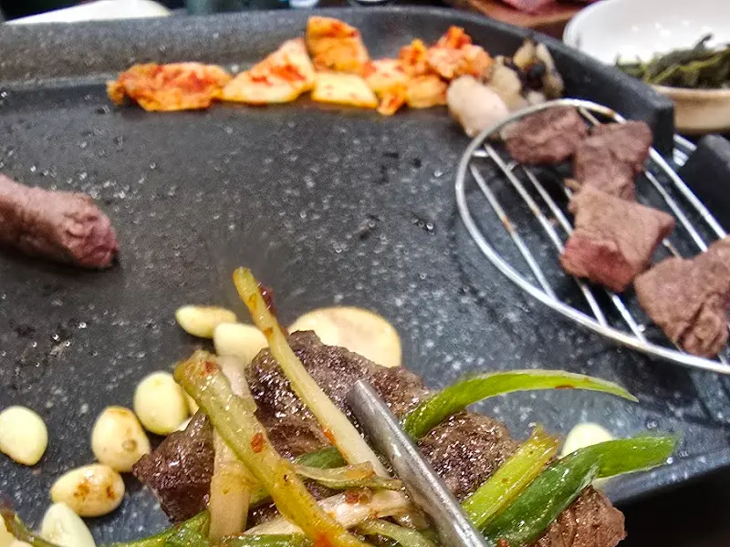 구워진 소고기와 김치