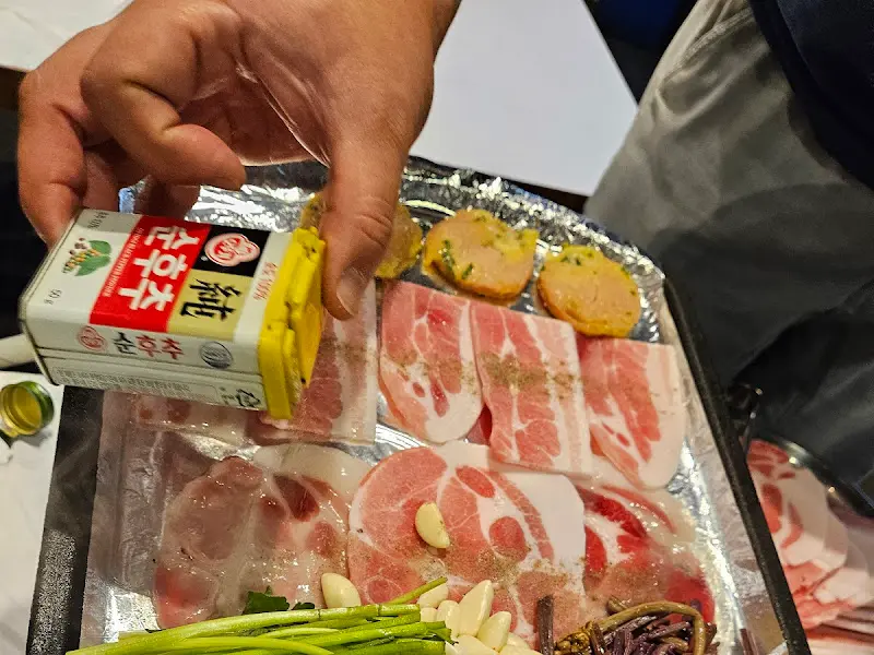 고기를 굽는 모습