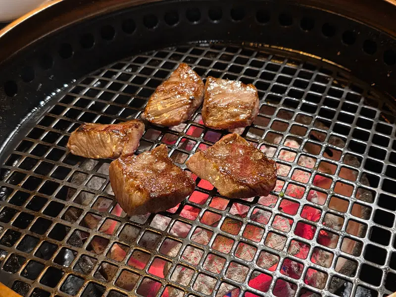 숯불 위에서 익어가는 소고기